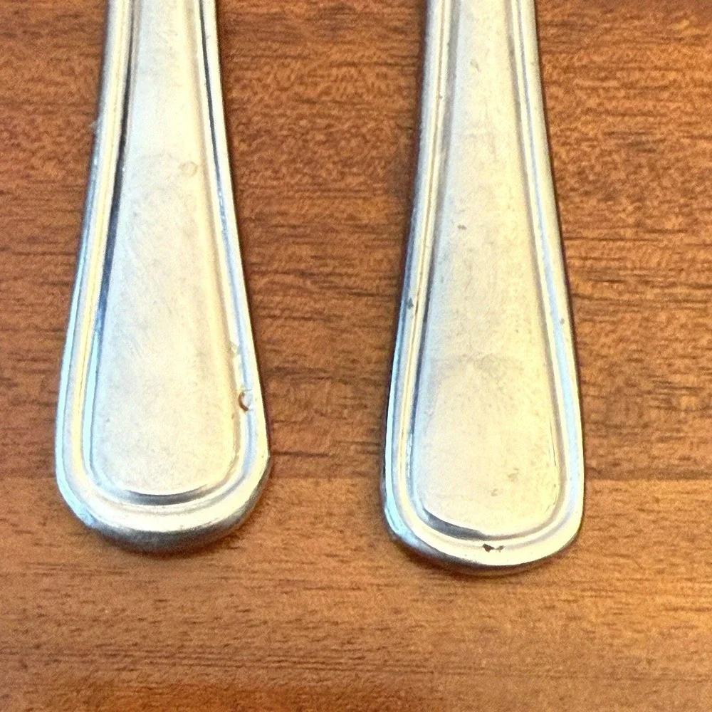 Lot 2 Libbey LYF10 Stainless Steel Dinner Knives Silver Finish Glossy Handle 8.5